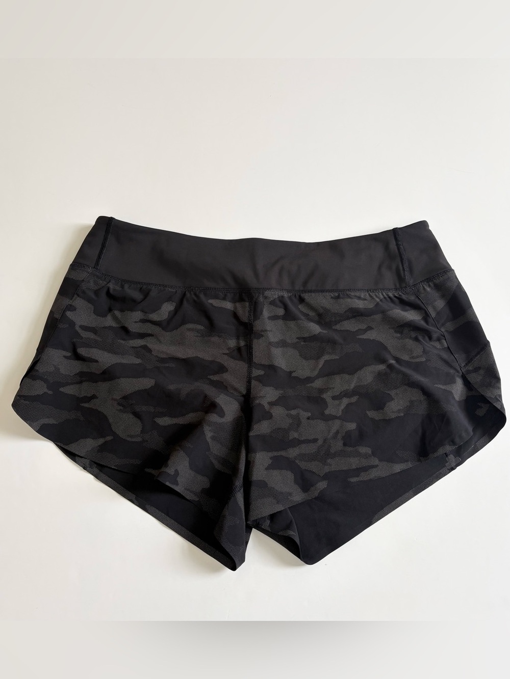 Athleta Run With It Reflective Printed 3.5” Shorts Black Camo Size Large